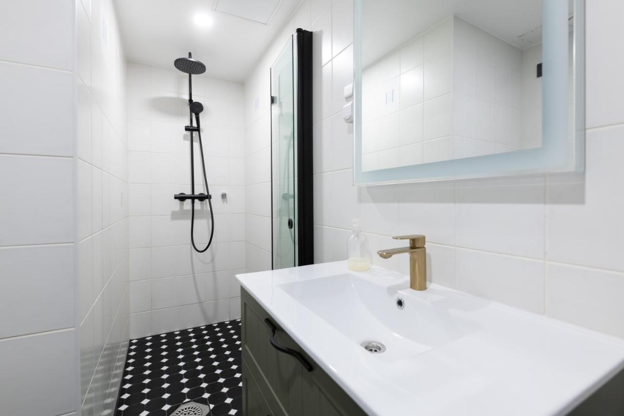 Central Rosi Art Deco Apartment With Parking Tallin Exterior foto
